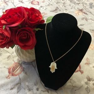 Beautiful Hamsa, mother of pearl and gold tone necklace.